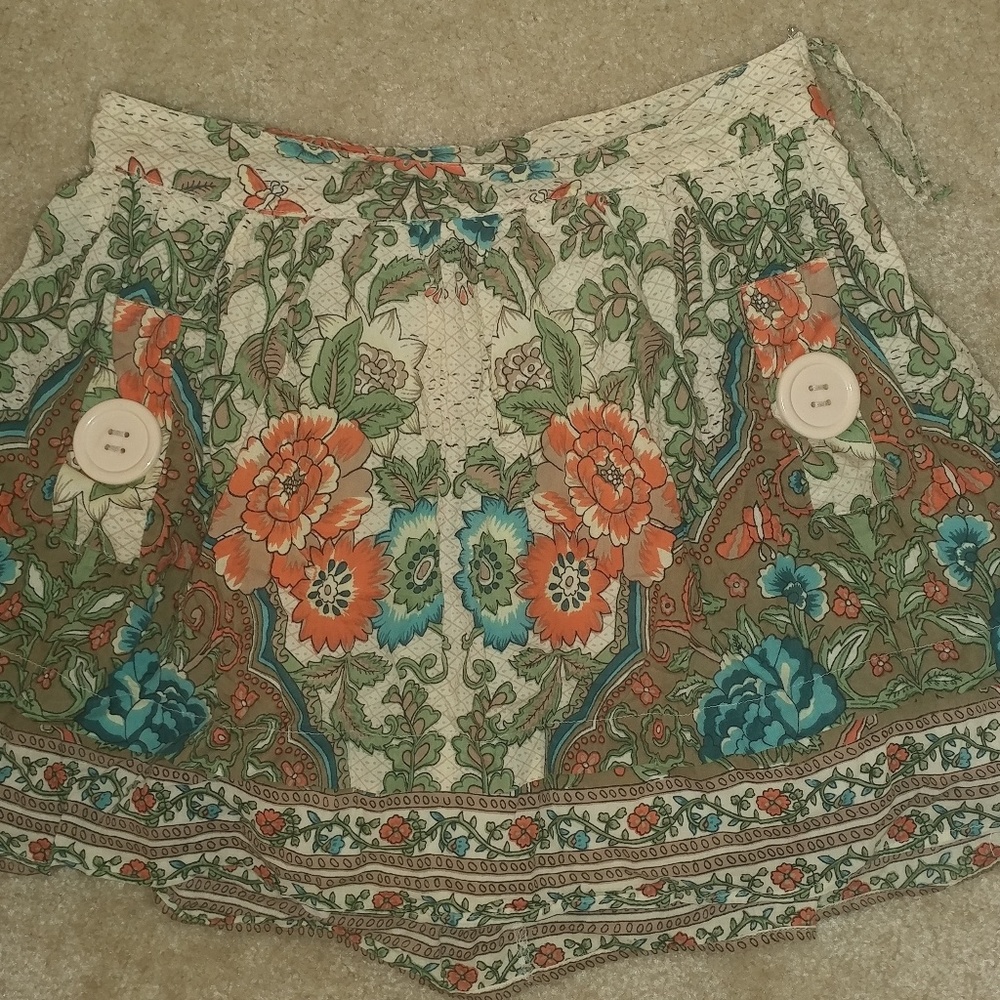 Floral flowy skirt with large buttoned pockets